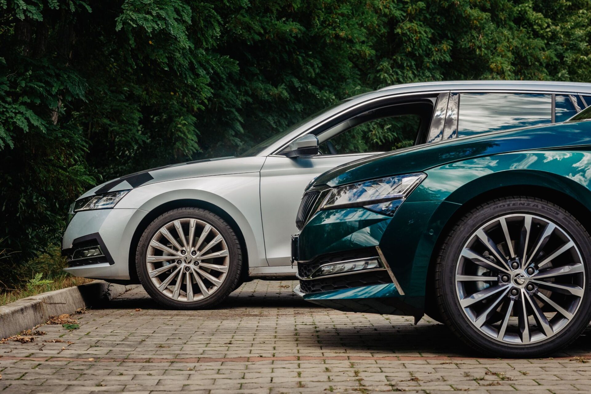 Auto na operák, na úvěr, nebo za hotové? Co se v roce 2026 skutečně vyplatí